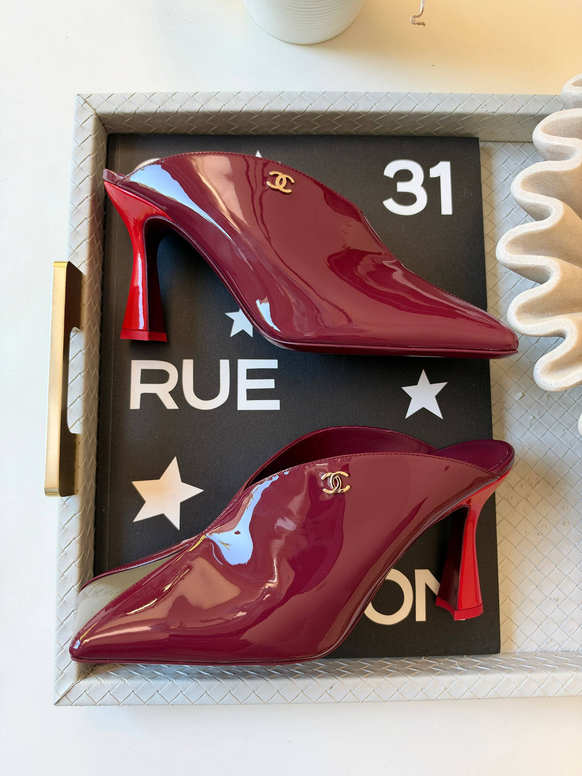CHANEL F/W 26 BURGUNDY KHAKI PATENT LEATHER SQUARE TOE RED HEELS MULE PUMPS