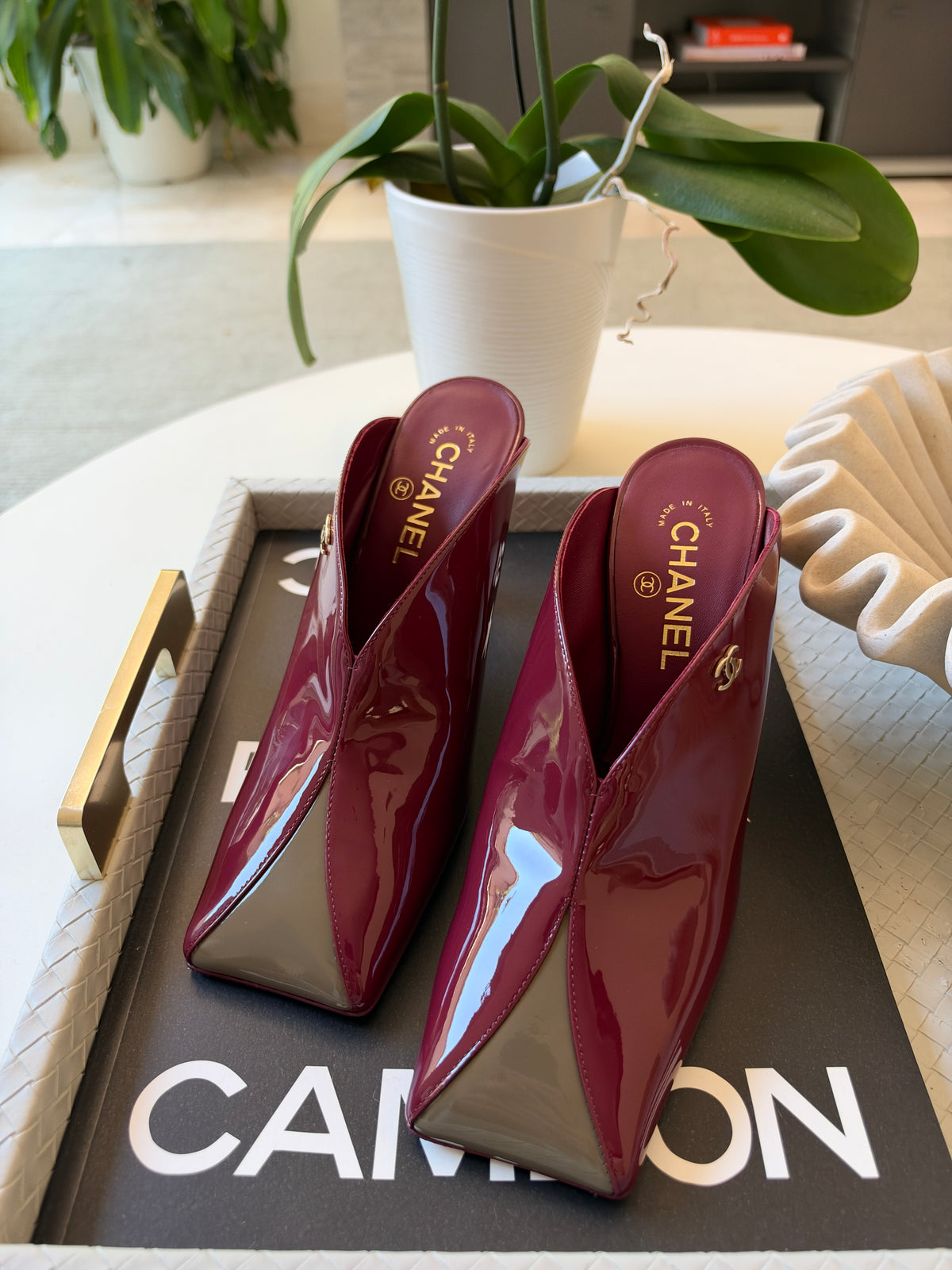 CHANEL F/W 26 BURGUNDY KHAKI PATENT LEATHER SQUARE TOE RED HEELS MULE PUMPS