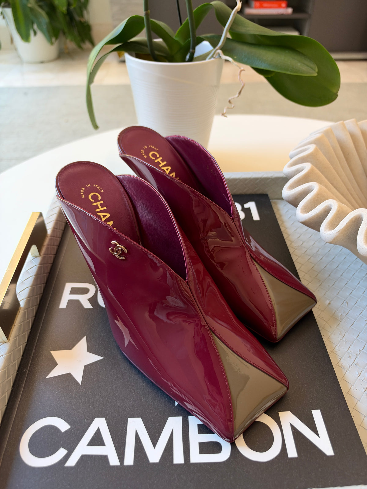 CHANEL F/W 26 BURGUNDY KHAKI PATENT LEATHER SQUARE TOE RED HEELS MULE PUMPS