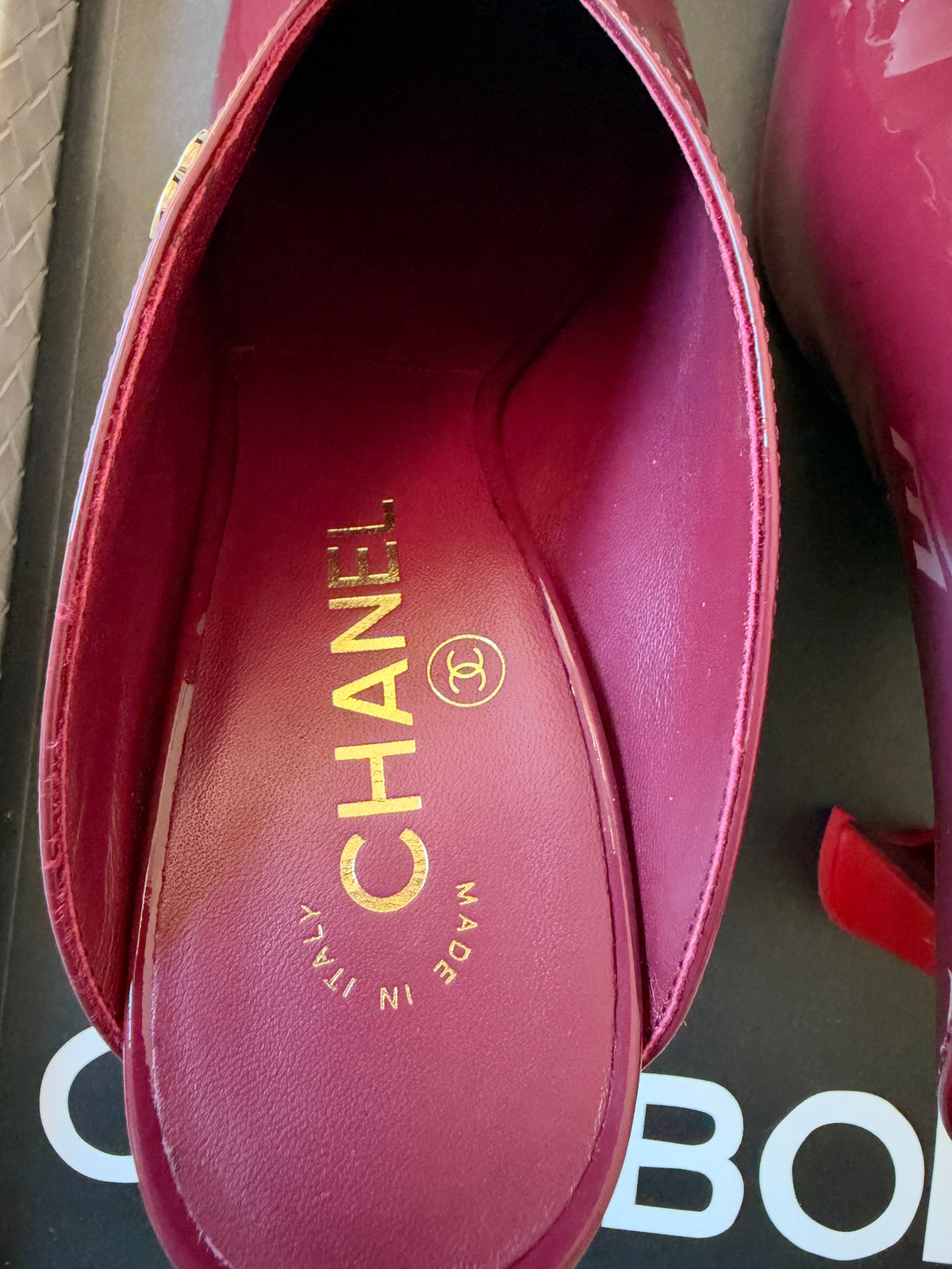 CHANEL F/W 26 BURGUNDY KHAKI PATENT LEATHER SQUARE TOE RED HEELS MULE PUMPS