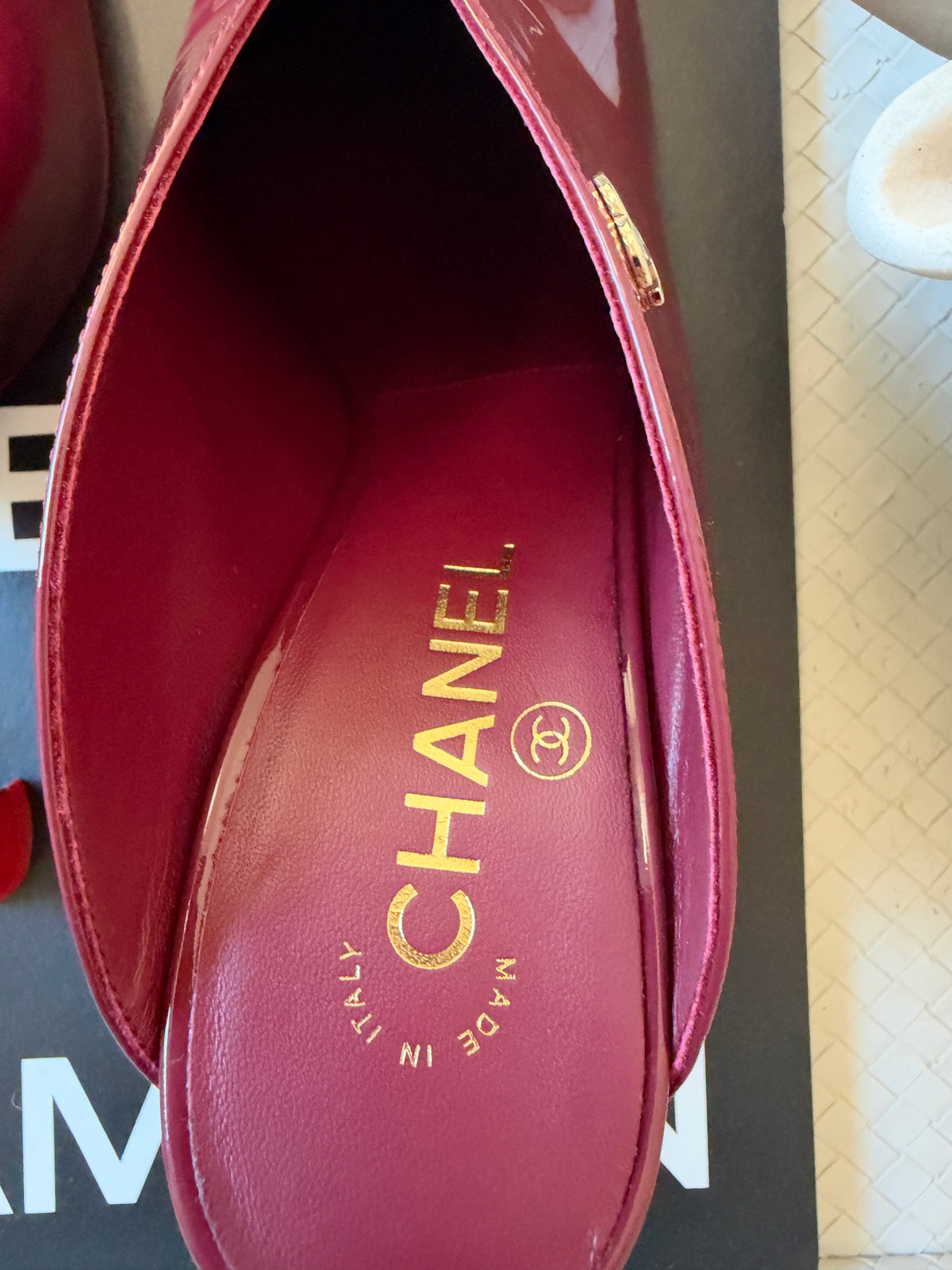 CHANEL F/W 26 BURGUNDY KHAKI PATENT LEATHER SQUARE TOE RED HEELS MULE PUMPS