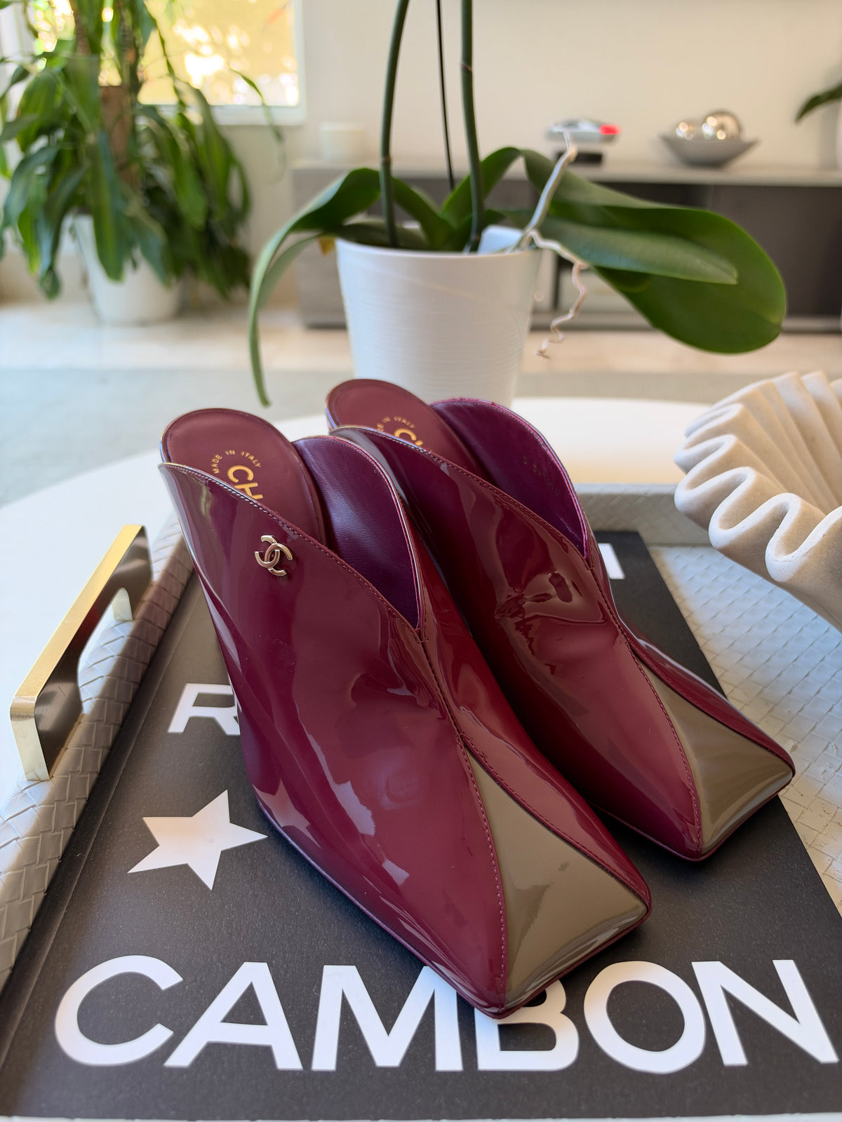 CHANEL F/W 26 BURGUNDY KHAKI PATENT LEATHER SQUARE TOE RED HEELS MULE PUMPS