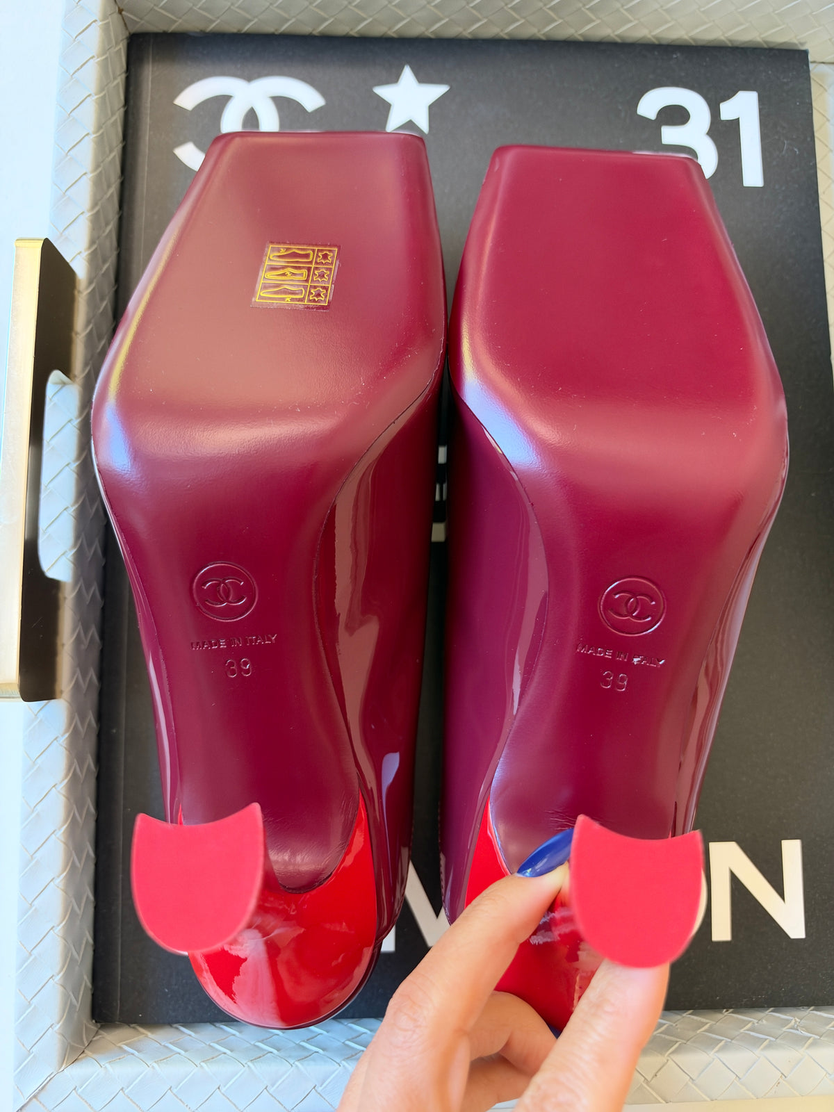 CHANEL F/W 26 BURGUNDY KHAKI PATENT LEATHER SQUARE TOE RED HEELS MULE PUMPS