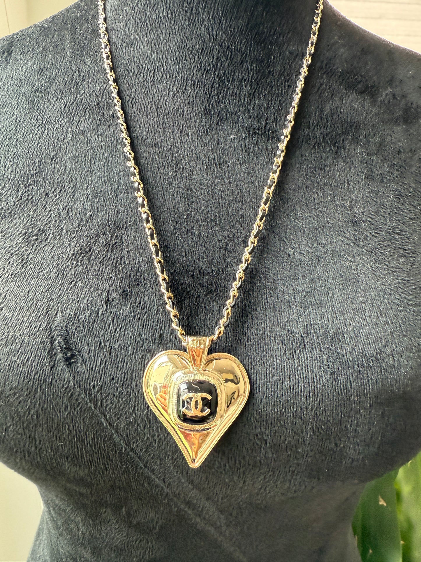 CHANEL 21K GOLD TONE LARGE HEART PENDANT CHARM BLACK INTERWOVEN CHAIN NECKLACE