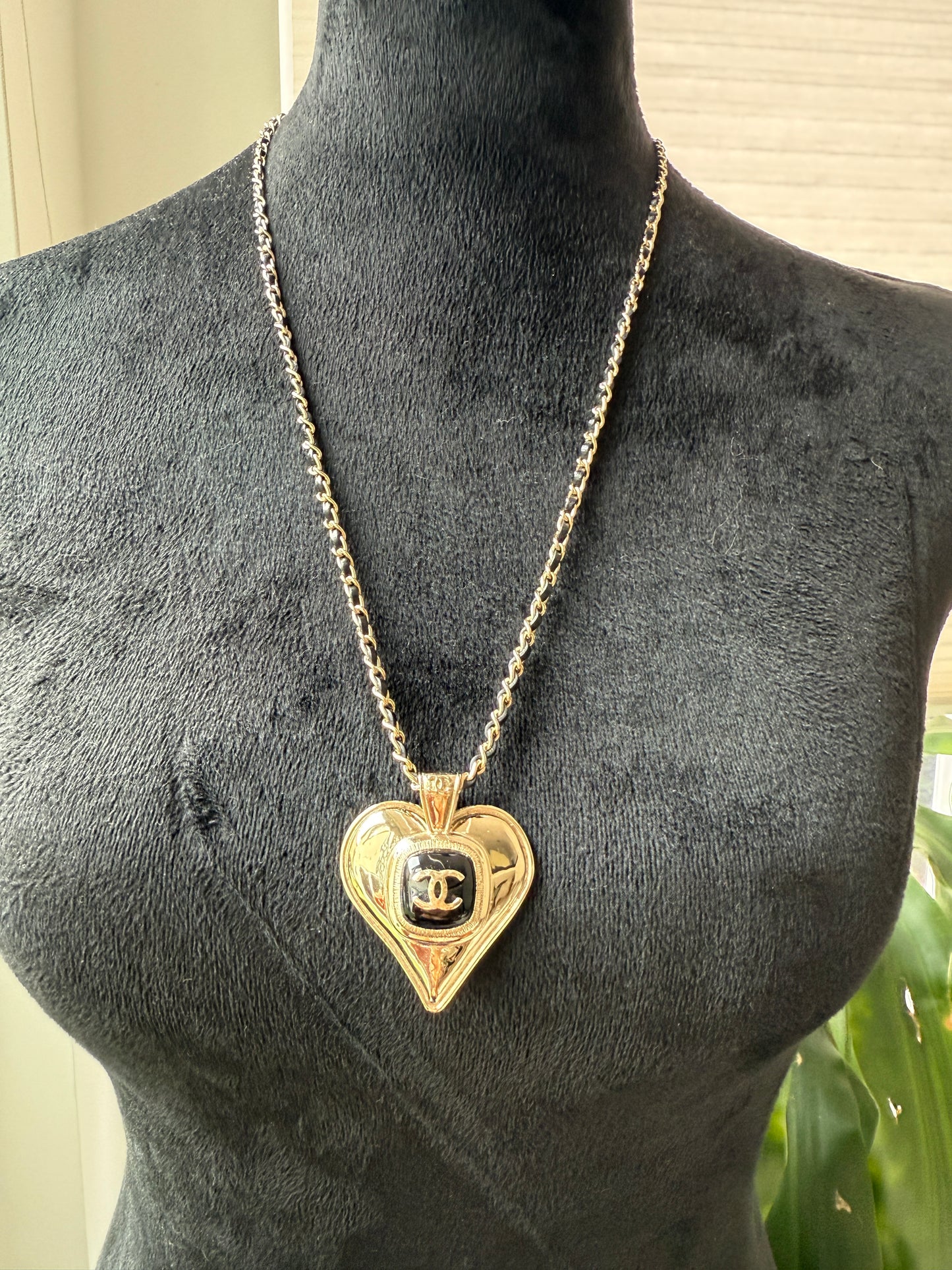 CHANEL 21K GOLD TONE LARGE HEART PENDANT CHARM BLACK INTERWOVEN CHAIN NECKLACE