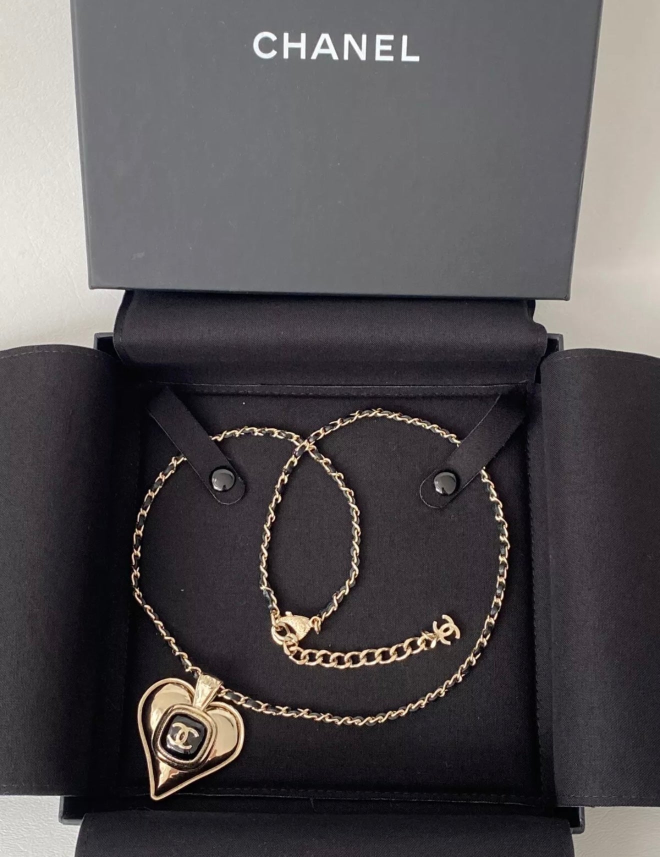 CHANEL 21K GOLD TONE LARGE HEART PENDANT CHARM BLACK INTERWOVEN CHAIN NECKLACE