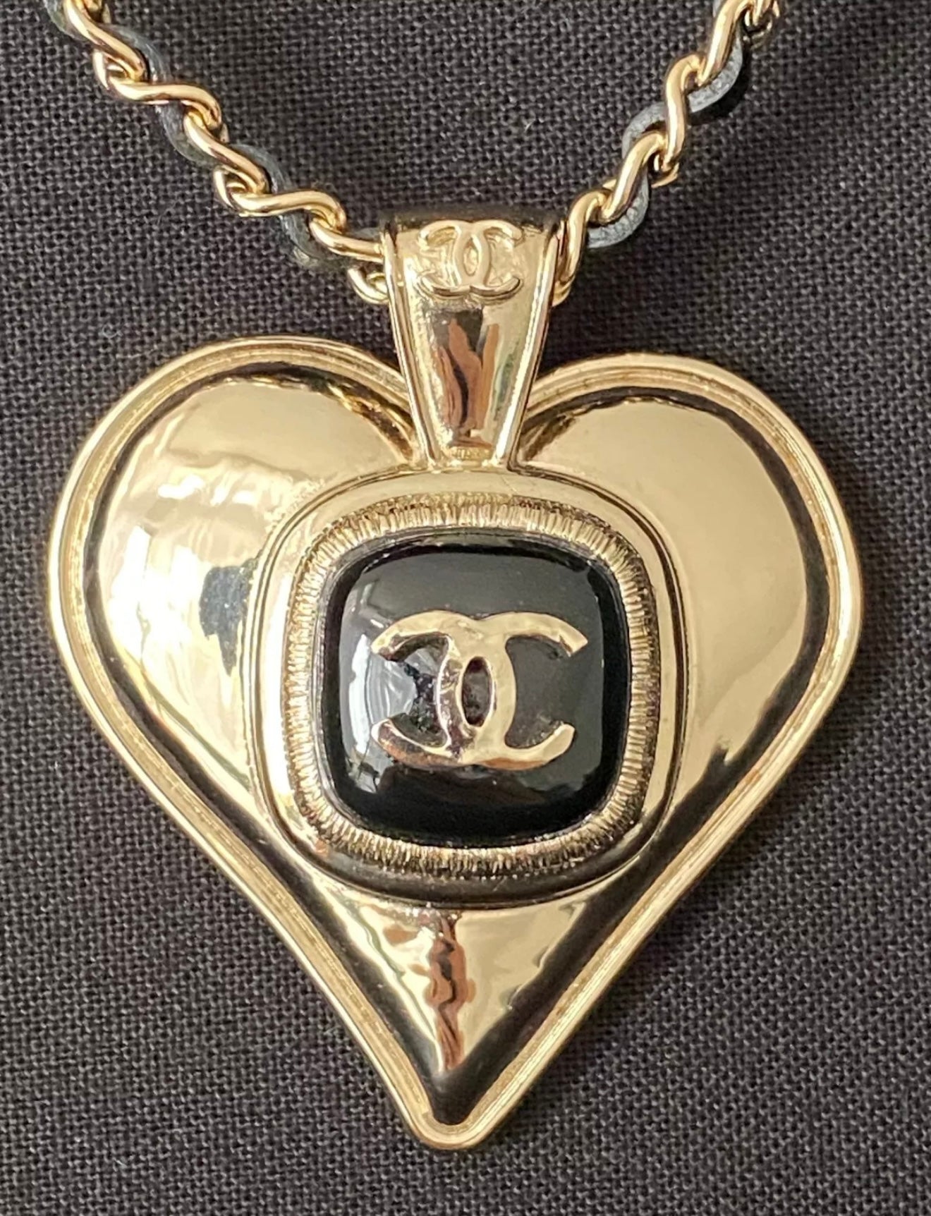 CHANEL 21K GOLD TONE LARGE HEART PENDANT CHARM BLACK INTERWOVEN CHAIN NECKLACE