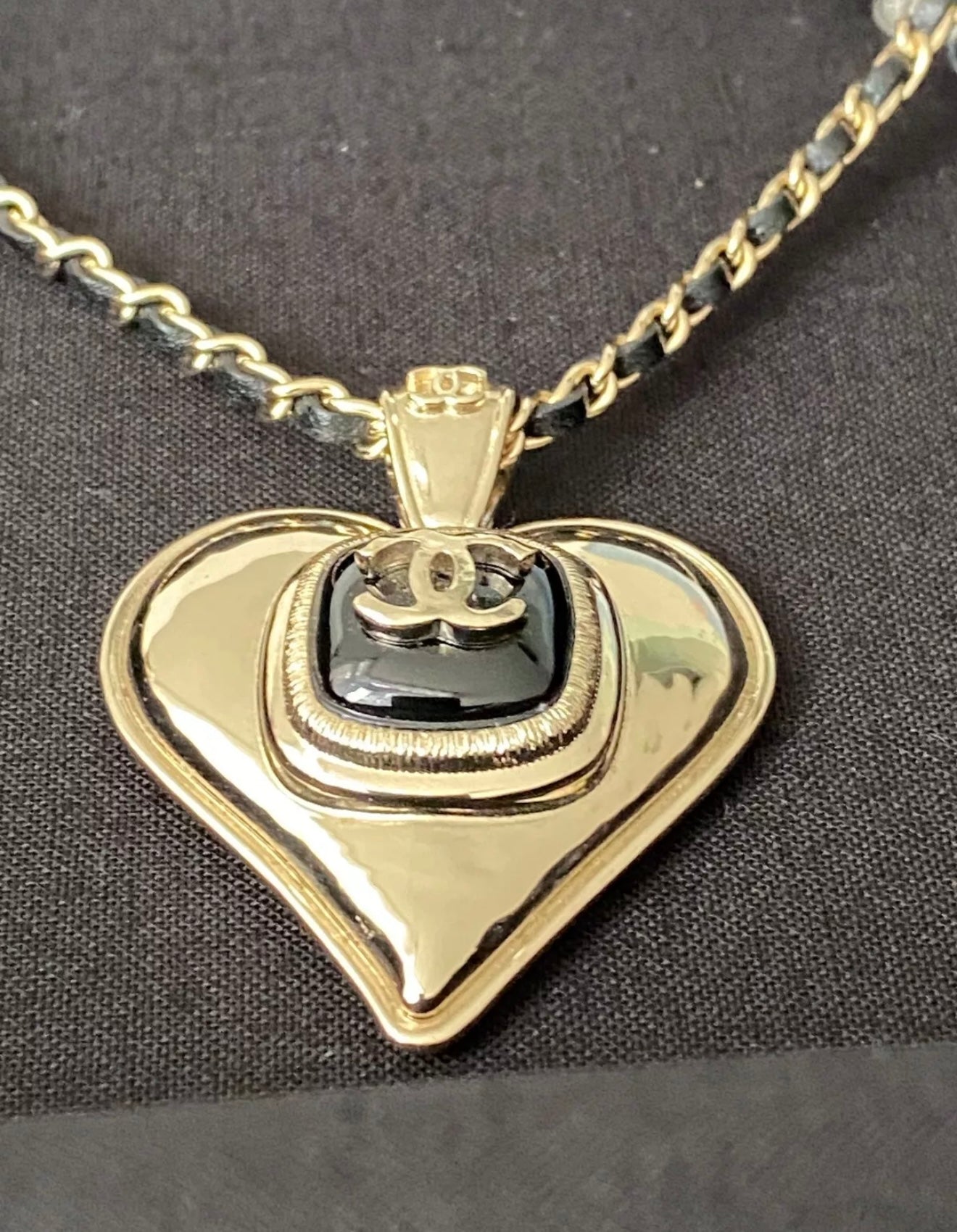 CHANEL 21K GOLD TONE LARGE HEART PENDANT CHARM BLACK INTERWOVEN CHAIN NECKLACE
