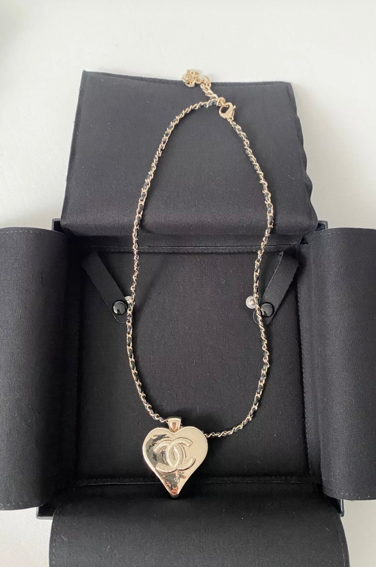 CHANEL 21K GOLD TONE LARGE HEART PENDANT CHARM BLACK INTERWOVEN CHAIN NECKLACE