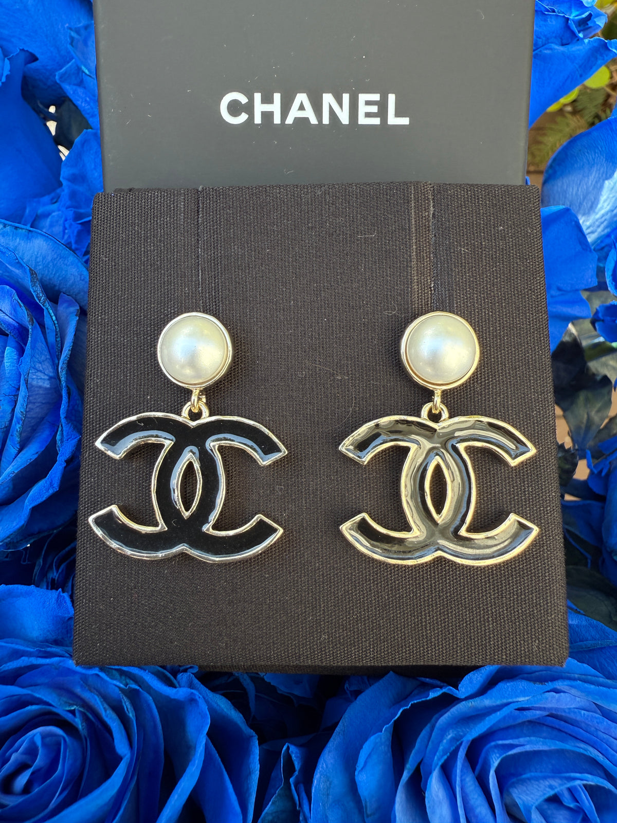Chanel 25P CC Logo Black Metal Resin Gold Tone Stud White  display picture 2