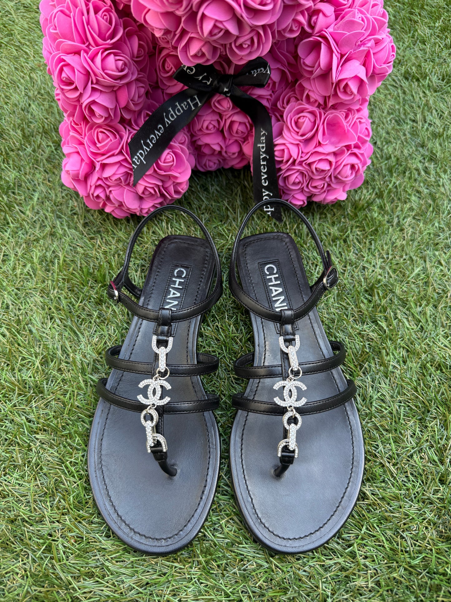 CHANEL 2023 BLACK LEATHER WITH CRYSTALS CC LOGO THONG SANDALS FLATS