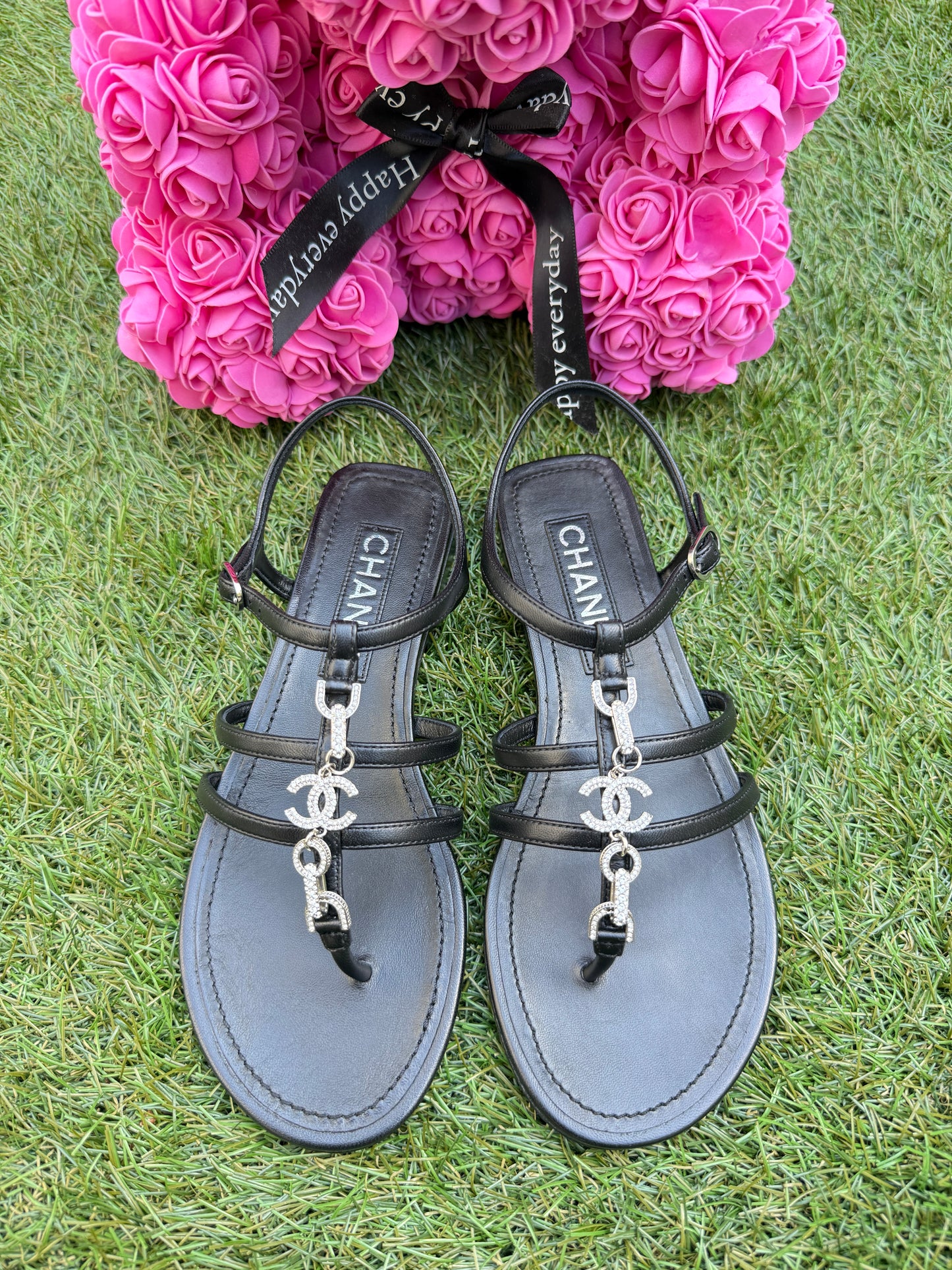 CHANEL 2023 BLACK LEATHER WITH CRYSTALS CC LOGO THONG SANDALS FLATS