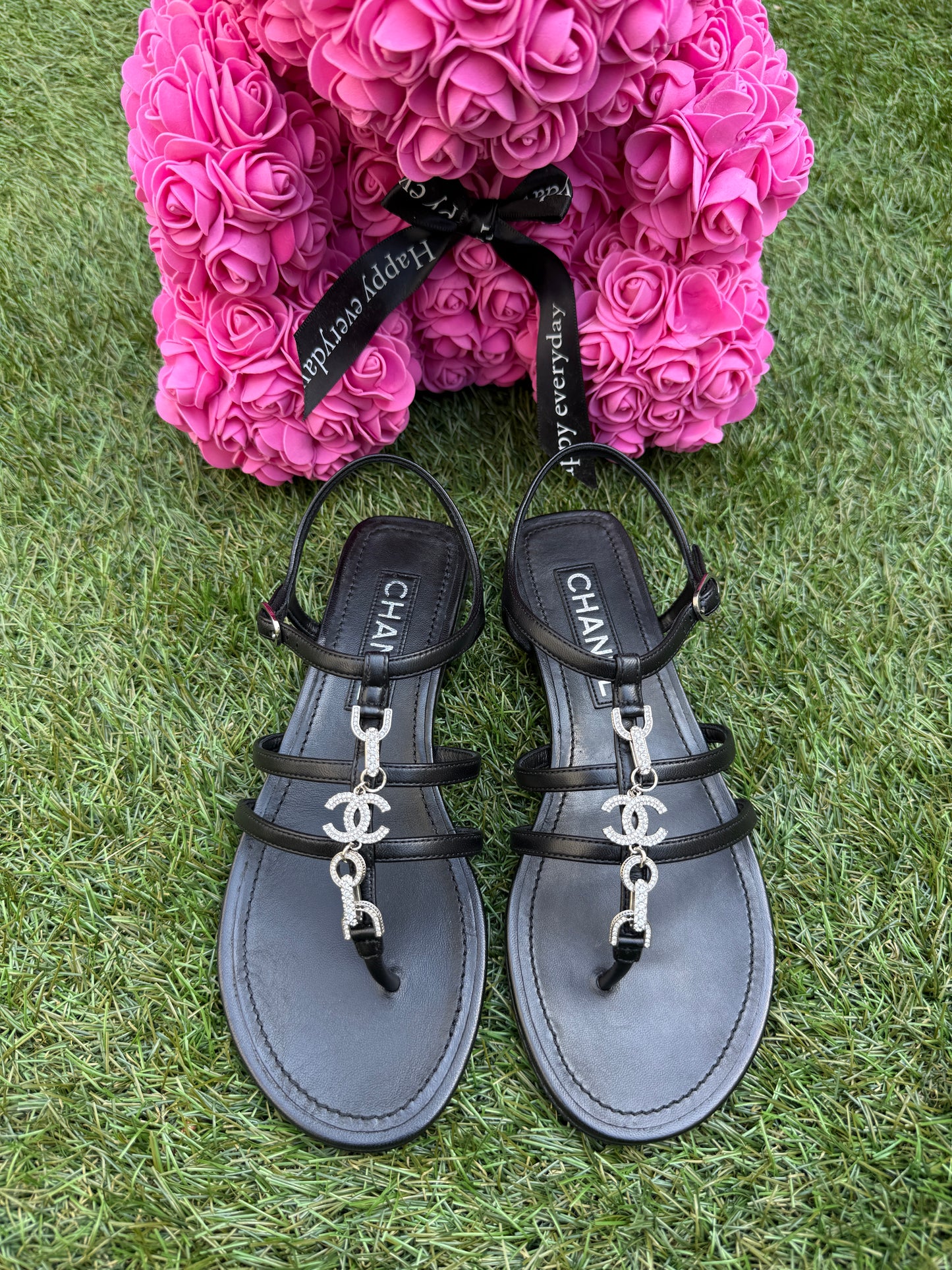 CHANEL 2023 BLACK LEATHER WITH CRYSTALS CC LOGO THONG SANDALS FLATS