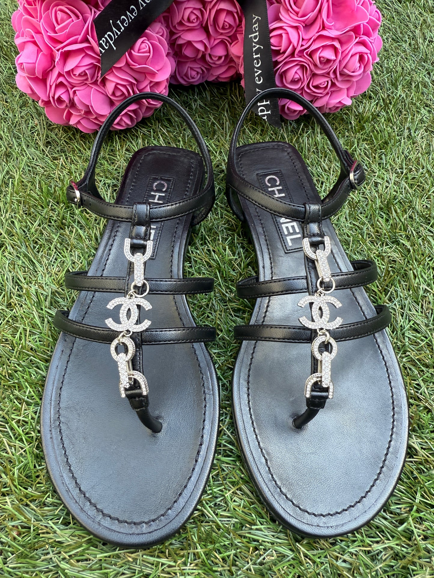 CHANEL 2023 BLACK LEATHER WITH CRYSTALS CC LOGO THONG SANDALS FLATS