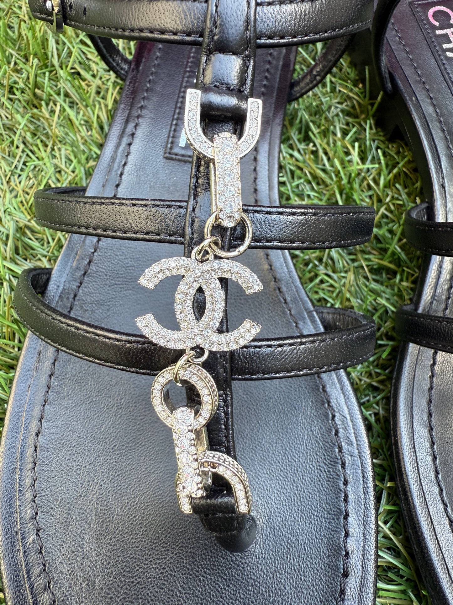 CHANEL 2023 BLACK LEATHER WITH CRYSTALS CC LOGO THONG SANDALS FLATS