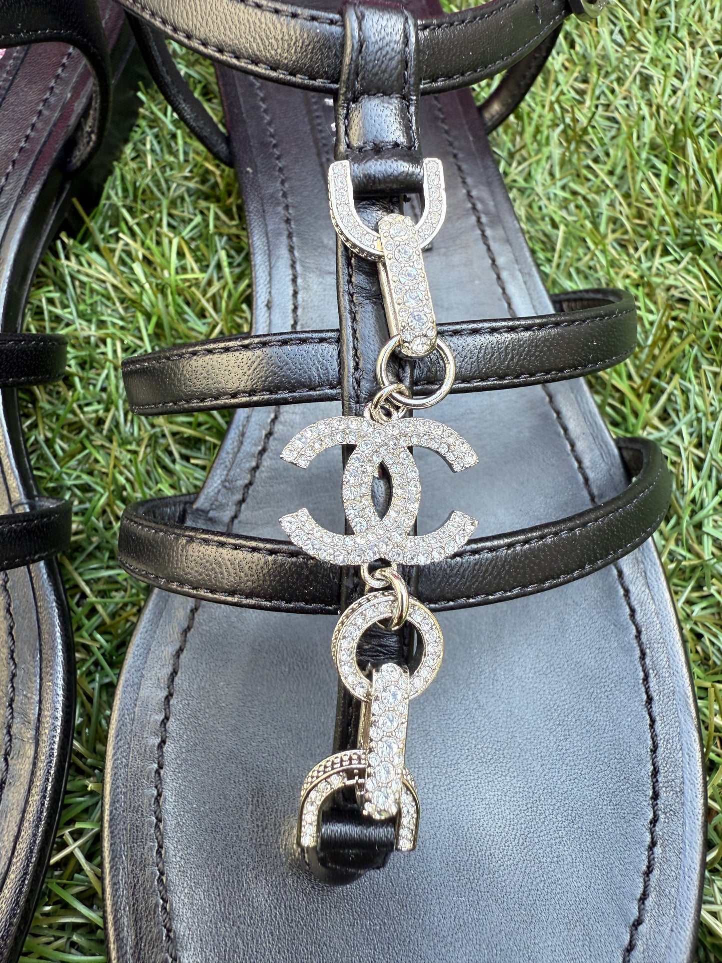 CHANEL 2023 BLACK LEATHER WITH CRYSTALS CC LOGO THONG SANDALS FLATS