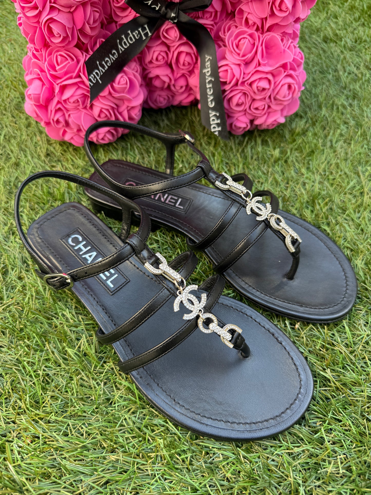 CHANEL 2023 BLACK LEATHER WITH CRYSTALS CC LOGO THONG SANDALS FLATS