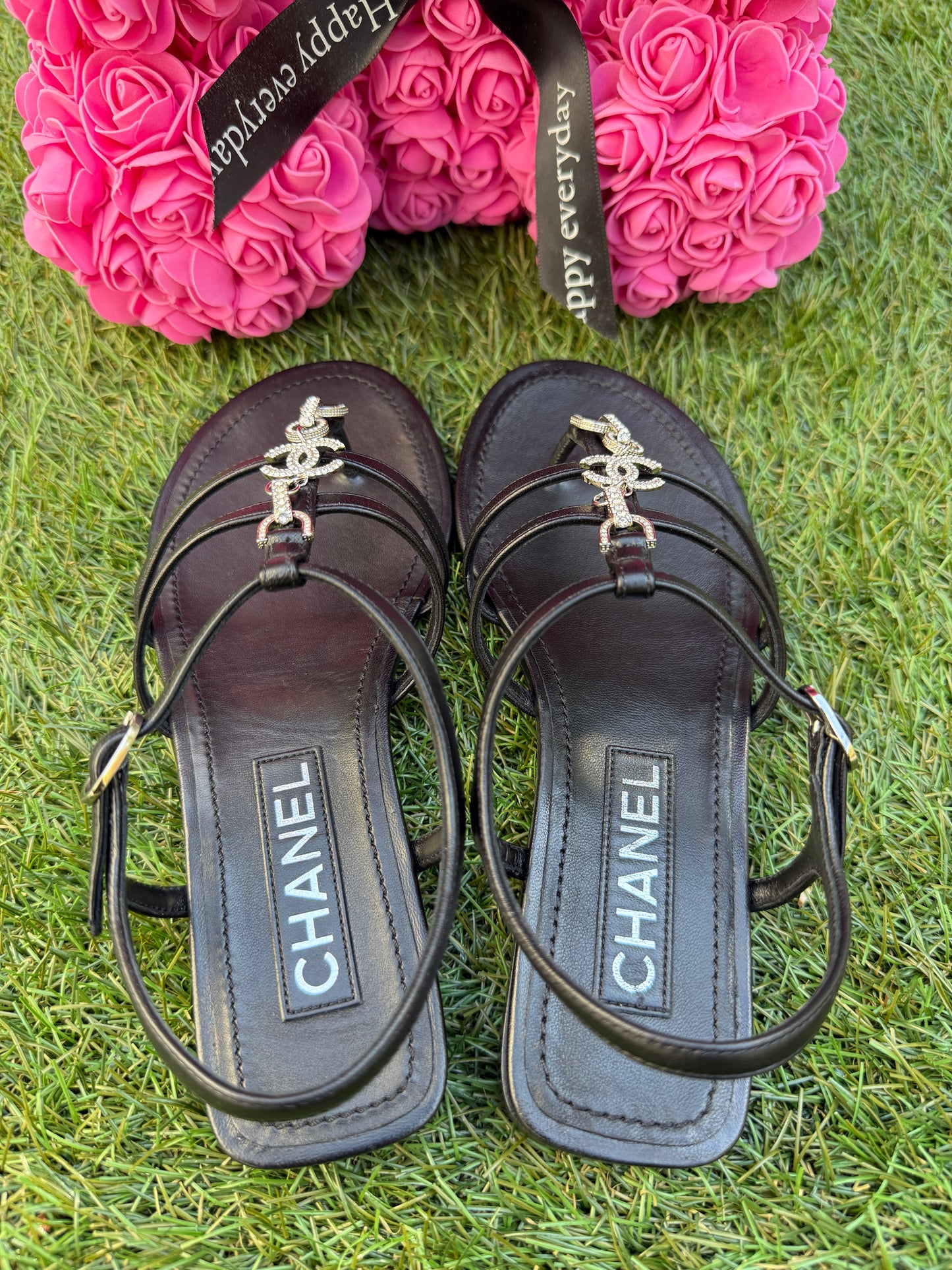 CHANEL 2023 BLACK LEATHER WITH CRYSTALS CC LOGO THONG SANDALS FLATS