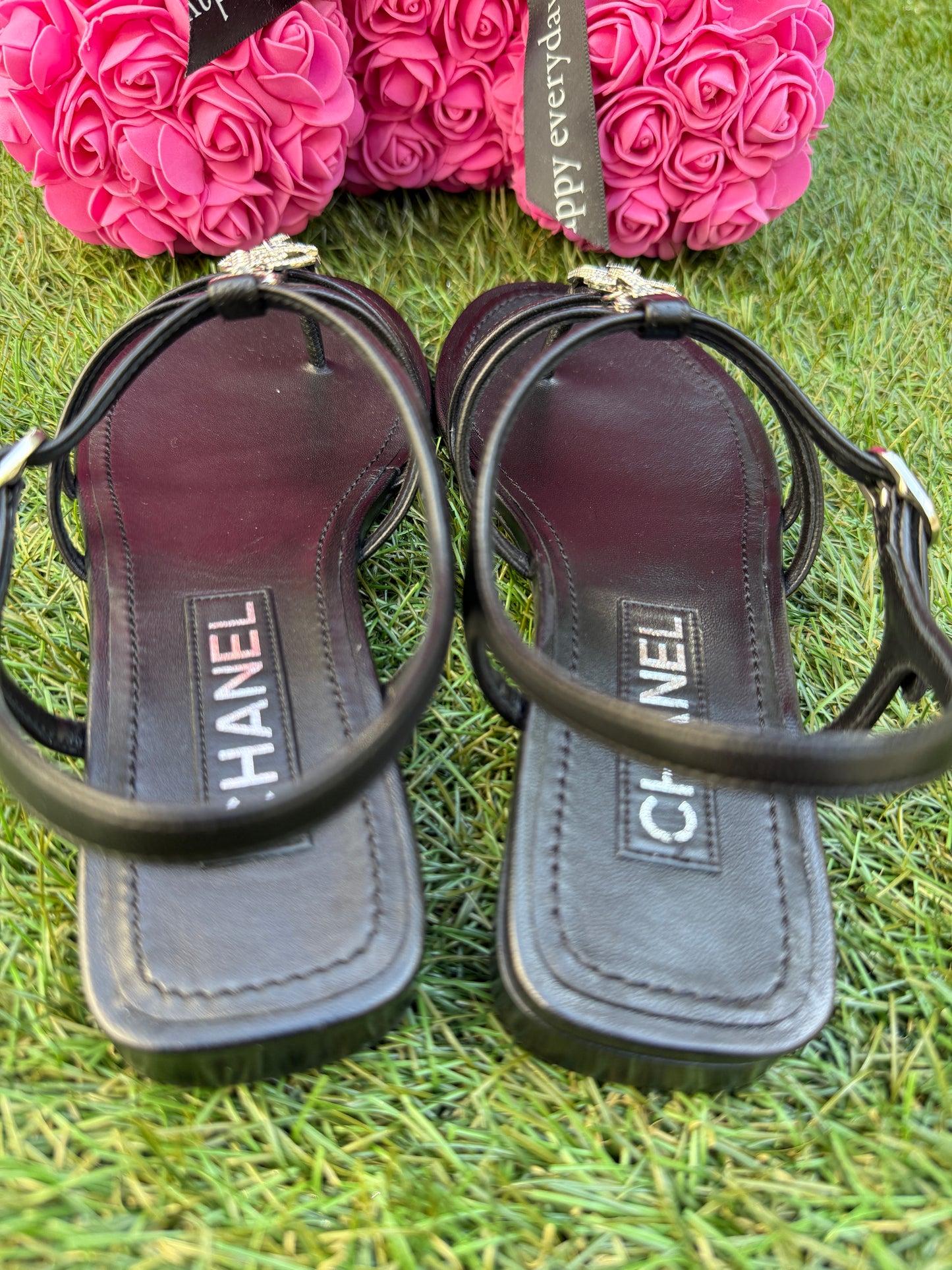 CHANEL 2023 BLACK LEATHER WITH CRYSTALS CC LOGO THONG SANDALS FLATS