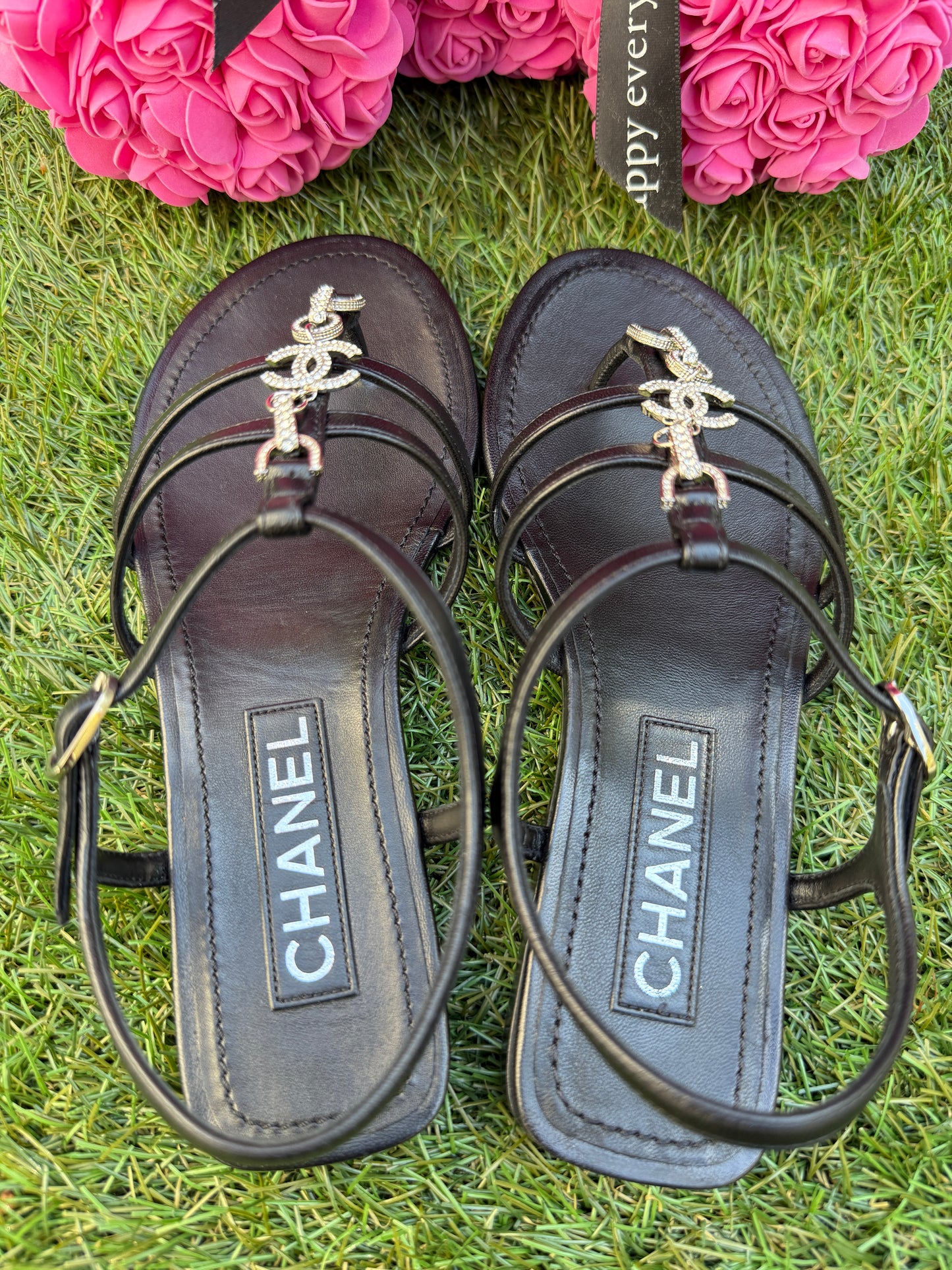 CHANEL 2023 BLACK LEATHER WITH CRYSTALS CC LOGO THONG SANDALS FLATS