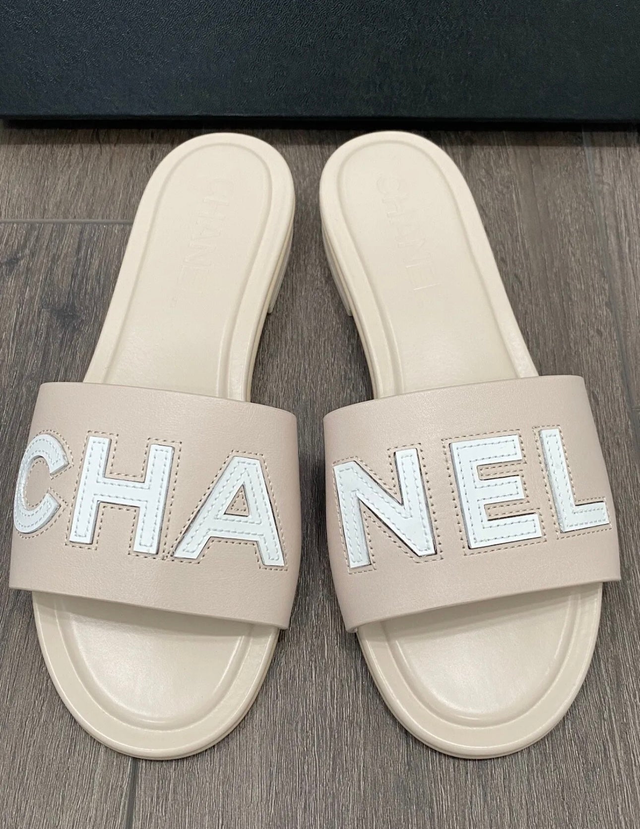 CHANEL CHA NEL LOGO BEIGE LEATHER FLAT SHOES SLIDES MULES – Miami