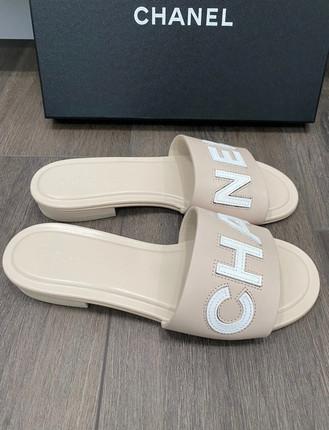 CHANEL CHA NEL LOGO BEIGE LEATHER FLAT SHOES SLIDES MULES – Miami