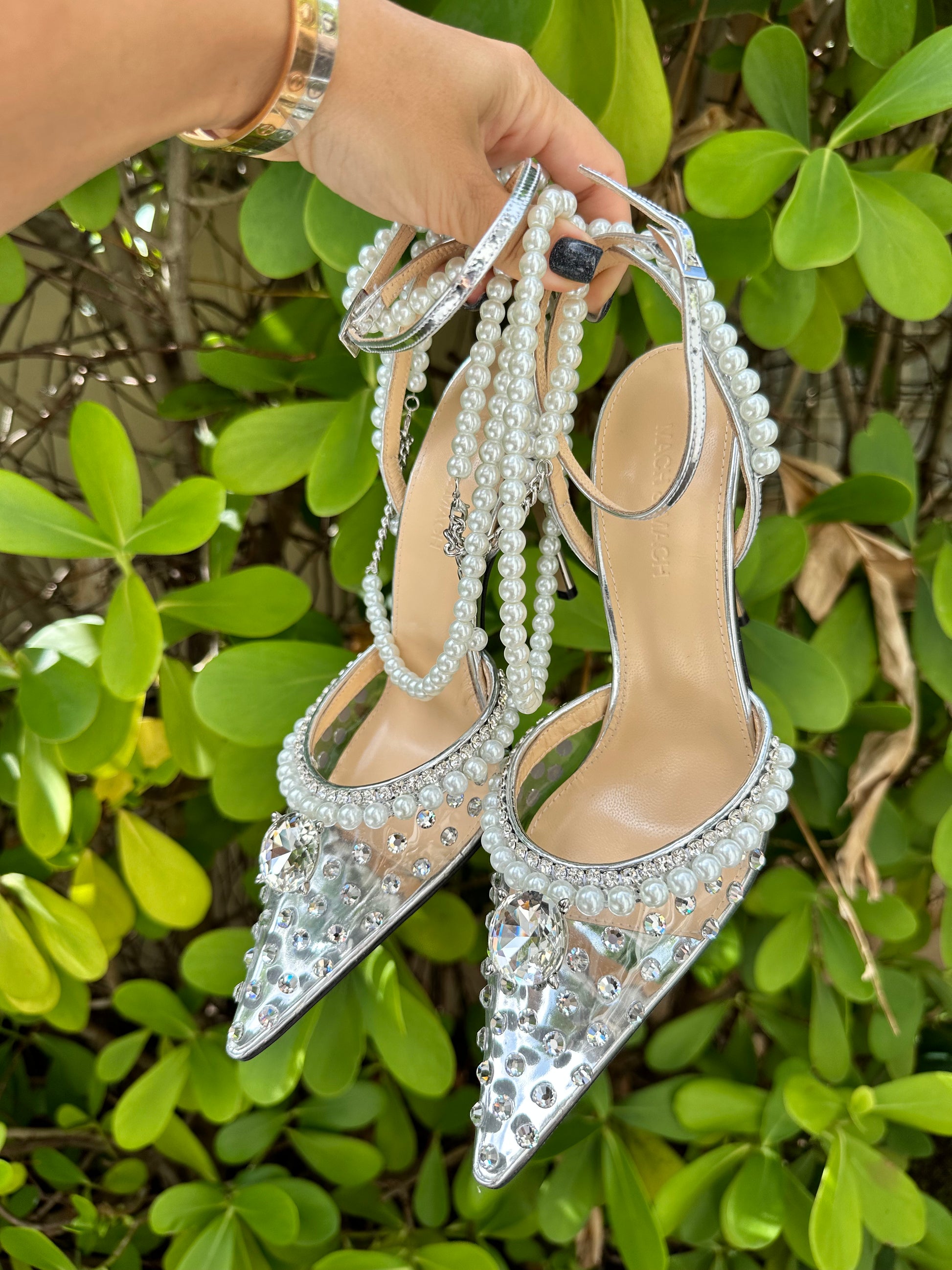 Elizabeth pointy toe sales pump