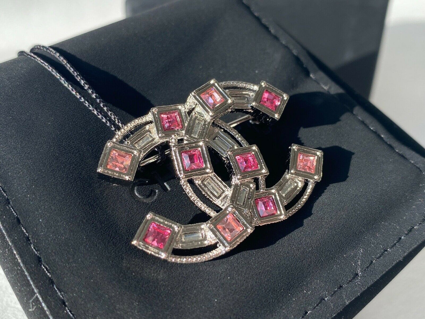 CHANEL 2017S SILVER CC LOGO WHITE AND PINK CRYSTALS SMALL BROOCH PIN